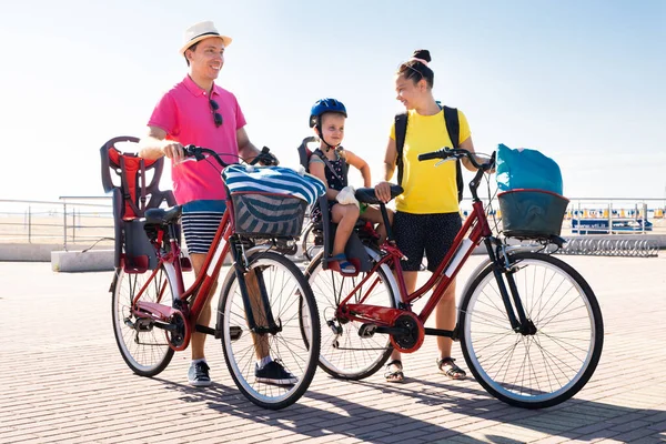 Сімейний Велосипед Вулиці Щасливі Люди Займаються Спортом — стокове фото