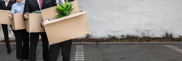 Arbeitslose Ziehen Entlassungen Mitarbeiter Außerhalb Des Büros — Stockfoto