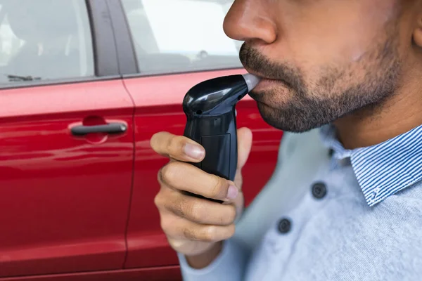 車を運転する前に呼吸器アルコール検査装置 — ストック写真