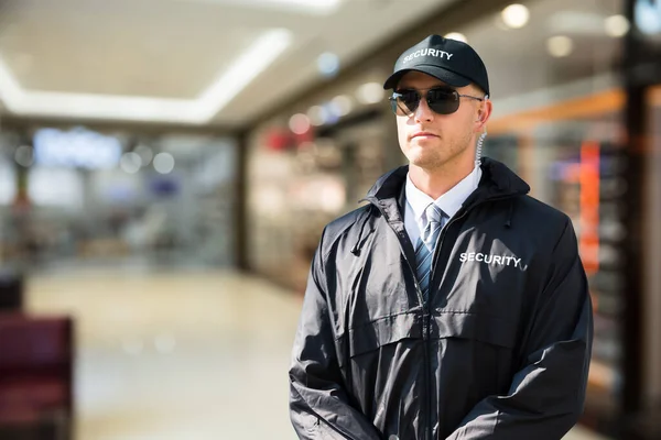 ショッピングモールに立つ警備員 — ストック写真