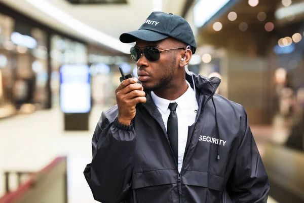 Security Guard Using Walkie Talkie Shopping Mall — Stock Photo, Image
