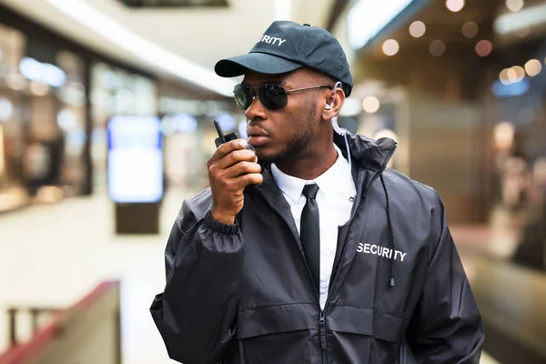 Gardien Sécurité Utilisant Walkie Talkie Dans Centre Commercial — Photo