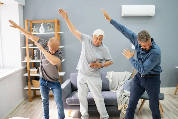 Drei Generationen Männer Tanzen Und Turnen Mit Senioren Opa — Stockfoto