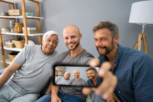 Tres Generación Hombres Tomando Familia Selfie Retratos Con Teléfono — Foto de Stock