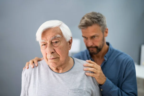 Alter Senior Mit Alzheimer Bekommt Unterstützung Und Pflege Von Sohn — Stockfoto