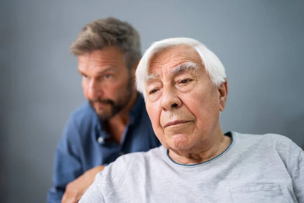 Velho Homem Sênior Com Alzheimer Recebendo Apoio Cuidados Filho — Fotografia de Stock