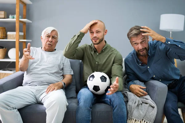 Les Hommes Bouleversés Regardant Équipe Football Vaincre Télévision — Photo