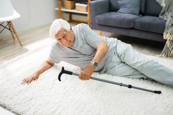 Äldre Äldre Man Glider Och Faller Fallna Gamla Person — Stockfoto