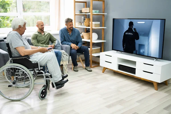 Regarder Télévision Famille Dans Salon Avec Grand Parent — Photo