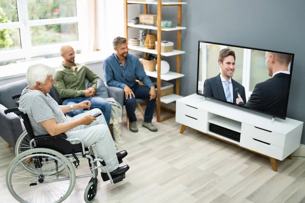 Familj Tittar Vardagsrummet Med Mor Och Farförälder — Stockfoto