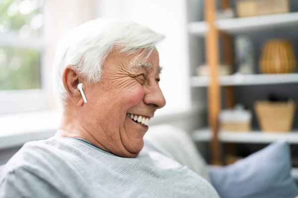 Lächelnder Älterer Senior Hört Musik Auf Dem Handy — Stockfoto