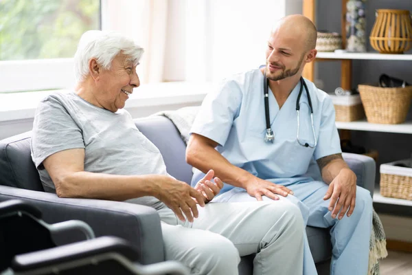 Paciente Anciano Atención Domiciliaria Con Enfermera Casa — Foto de Stock