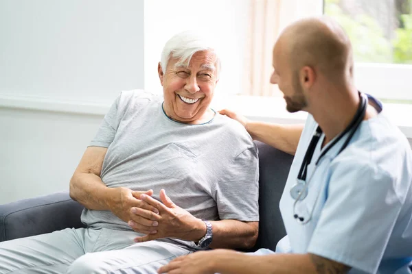 Oudere Thuiszorg Patiënt Met Verpleegkundige Thuis — Stockfoto