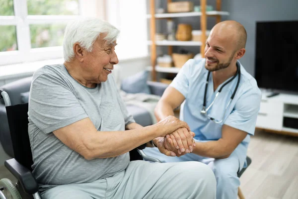 Assistenza Sanitaria Paziente Che Tiene Mano Con Infermiera — Foto Stock