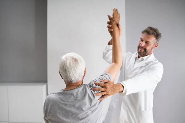 Exercício Terapia Reabilitação Física Após Lesão Ombro — Fotografia de Stock