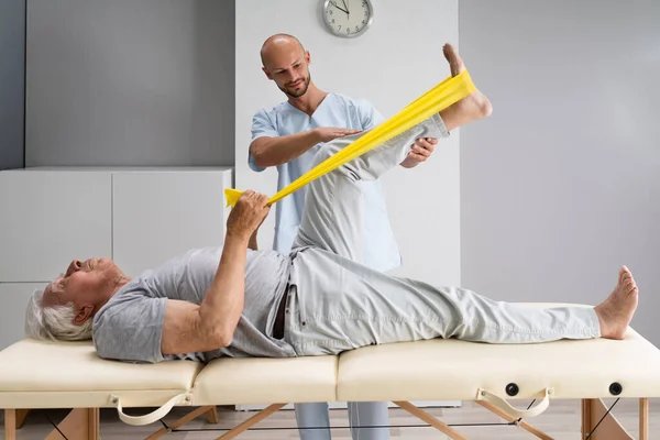 膝关节运动疗法与物理带法治疗 — 图库照片