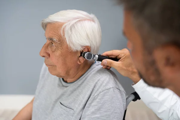 Otolaryngologia Sprawdzona Lekarz Sprawdzający Uszy Pomocą Otoscope — Zdjęcie stockowe