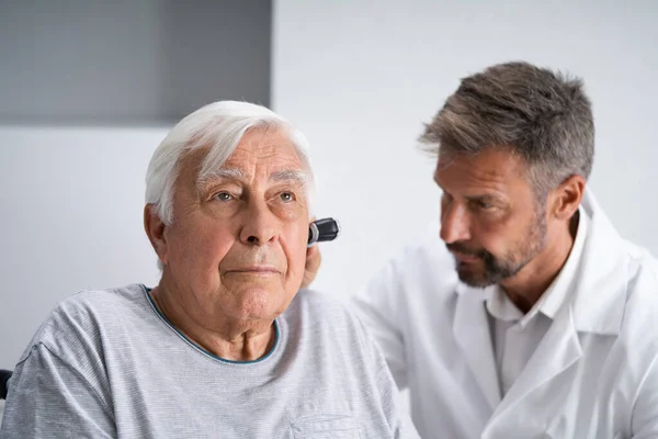 Otolaryngoloji Kontrolü Doktor Otoskop Kullanarak Kulak Kontrolü — Stok fotoğraf