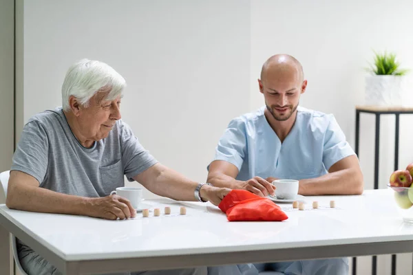 Idős Senior Játszik Lotto Gondozó Otthon — Stock Fotó