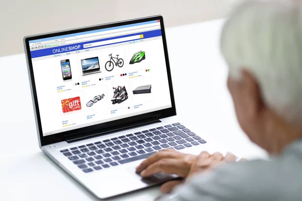 Senior Man Shopping Consumer Gadgets Online Auf Laptop — Stockfoto