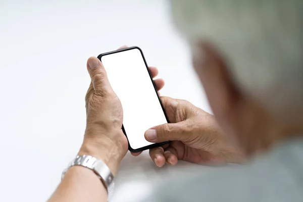 Elderly Senior Hand Using Cell Phone Smartphone — Stock Photo, Image