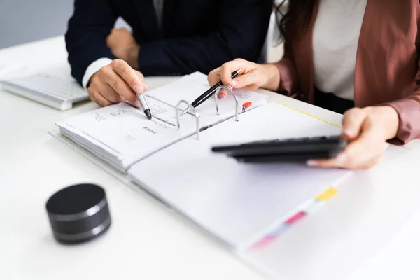 Buchhalter Manager Mann Und Frau Diskutieren Finanzbericht — Stockfoto