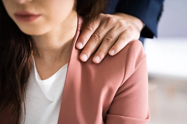 Σεξουαλική Παρενόχληση Στο Χώρο Εργασίας Αγγίζοντας Γυναίκα Στην Εργασία — Φωτογραφία Αρχείου