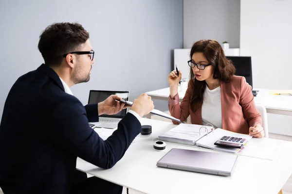 Evaluatie Van Het Contract Auditor Gesprek Met Advocaat — Stockfoto