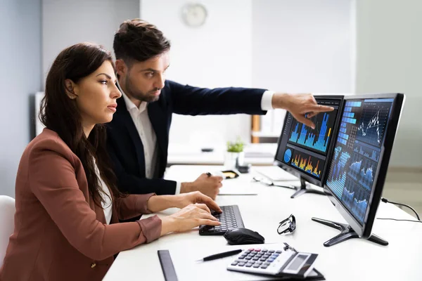 Asesor Financiero Analista Negocios Trabajando Computadoras — Foto de Stock