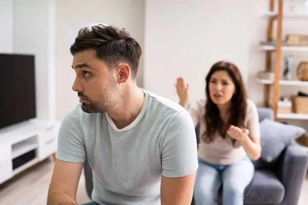 Trauriger Mann Streitet Über Scheidung Von Paar Und Frau — Stockfoto