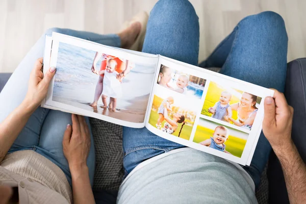 Paar Familie Sucht Fotoalbum Oder Fotobuch — Stockfoto