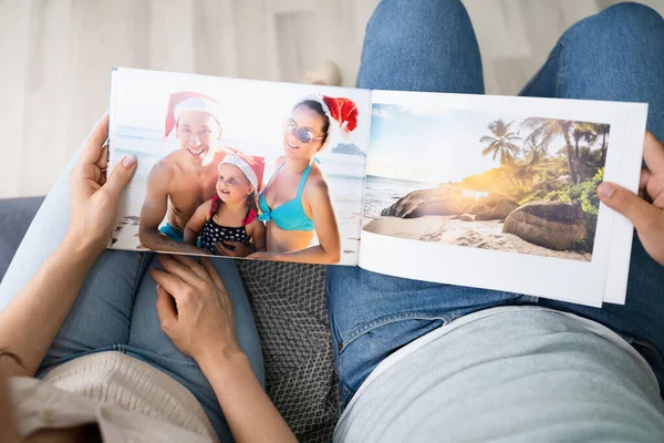 Couple Famille Regardant Album Photo Livre Photo — Photo