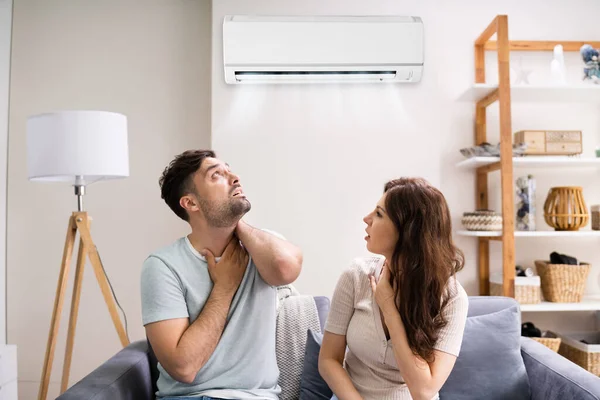 Casal Doente Com Frio Dor Garganta Condicionado — Fotografia de Stock