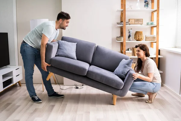 Pareja Moviéndose Llevando Muebles Del Sofá Sofá — Foto de Stock