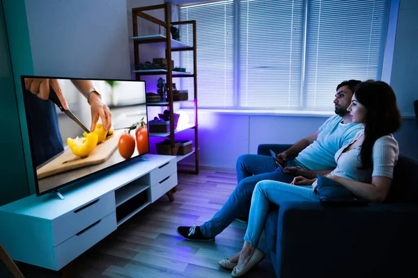 Família Assistindo Através Televisão Tablet Transmissão Filmes — Fotografia de Stock