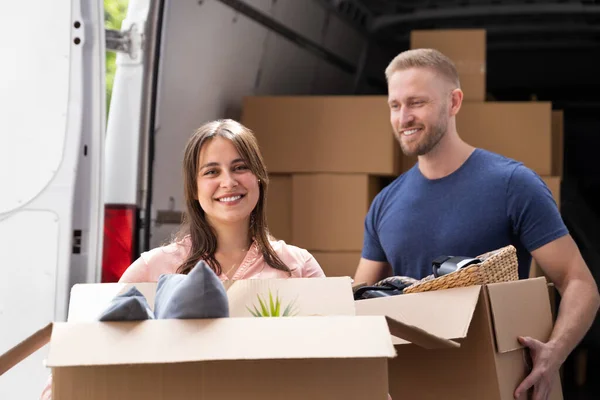 Paar Verhuisdozen Van Van Truck Samen Buiten — Stockfoto