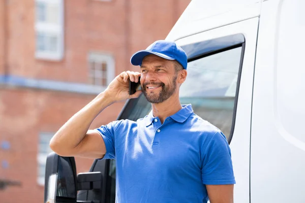 Handyman Homens Falando Telefone Móvel Perto Caminhão Van — Fotografia de Stock