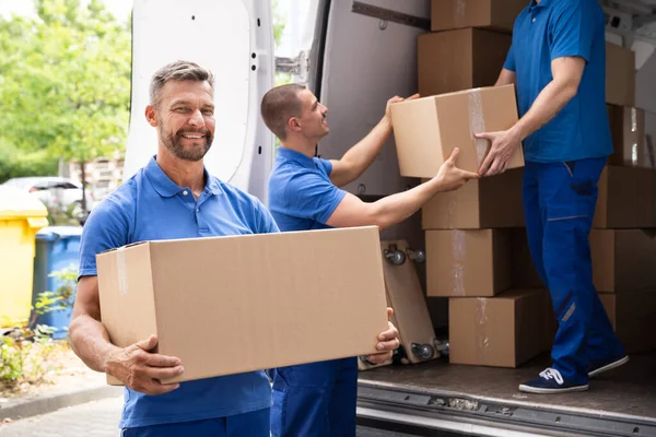 Lastwagenfahrer Beladen Transporter Mit Kisten Und Umzugswagen — Stockfoto