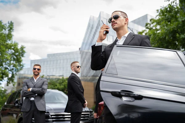 Business Security Guard Service Pracy Pobliżu Luksusowego Samochodu — Zdjęcie stockowe