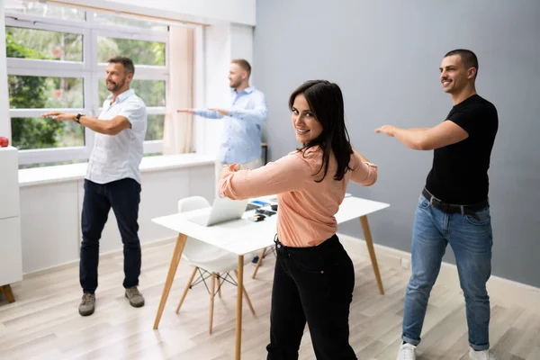 Grupo Jóvenes Empresarios Felices Haciendo Ejercicio Estiramiento Oficina — Foto de Stock