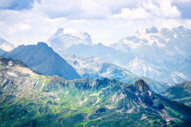 Alp Dağları. Bulutlu Alp Avusturya Dağı