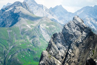 Alp Dağları. Bulutlu Alp Avusturya Dağı