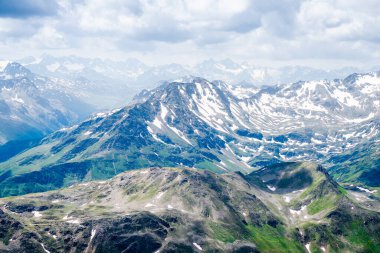 Alp Dağları. Bulutlu Alp Avusturya Dağı