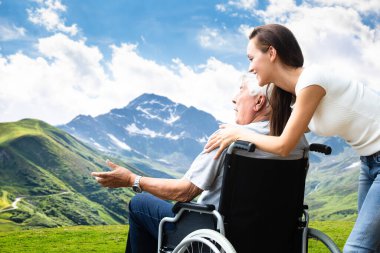 Kadın Taşıma Engelli Yaşlı Yaşlıyı Tekerlekli Sandalyede