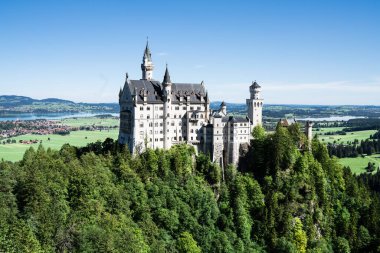 Almanya, Bavyera 'daki Neuschwanstein Kalesi. Ünlü Saray