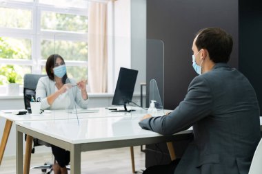 Maske takarak Hukuk Bürosu 'nda İş Görüşmesi