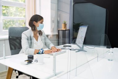Ofisteki Personel Sosyal Mesafe Hapşırık Koruyucusu ve Yüz Maskesi Kullanıyor