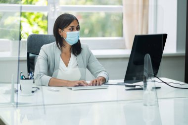 Ofisteki Personel Sosyal Mesafe Hapşırık Koruyucusu ve Yüz Maskesi Kullanıyor