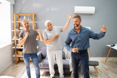 Üç Nesil Erkek Dans Ediyor ve Büyükbabamla Egzersiz Yapıyor