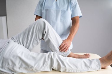 Doktor yaralandıktan sonra fizik tedavi görüyor.